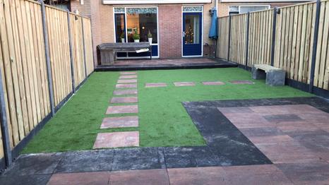 Kunstgras met staptegels in Emmeloord